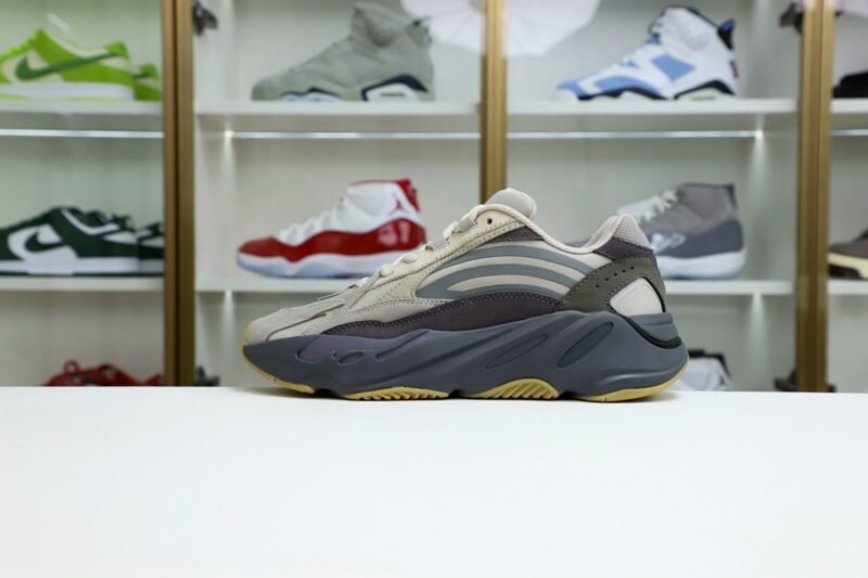 Yeezy boost 700 V2 Tephra