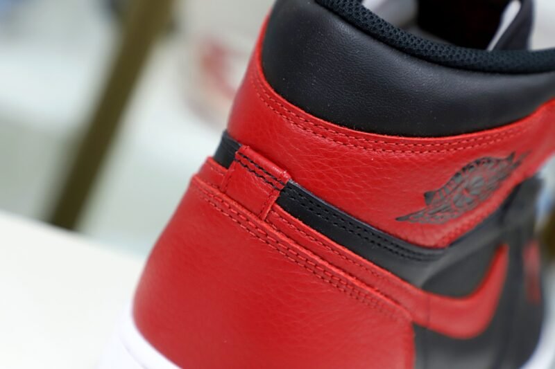 AIR JORDAN 1 RETRO HIGH OG 'BRED'