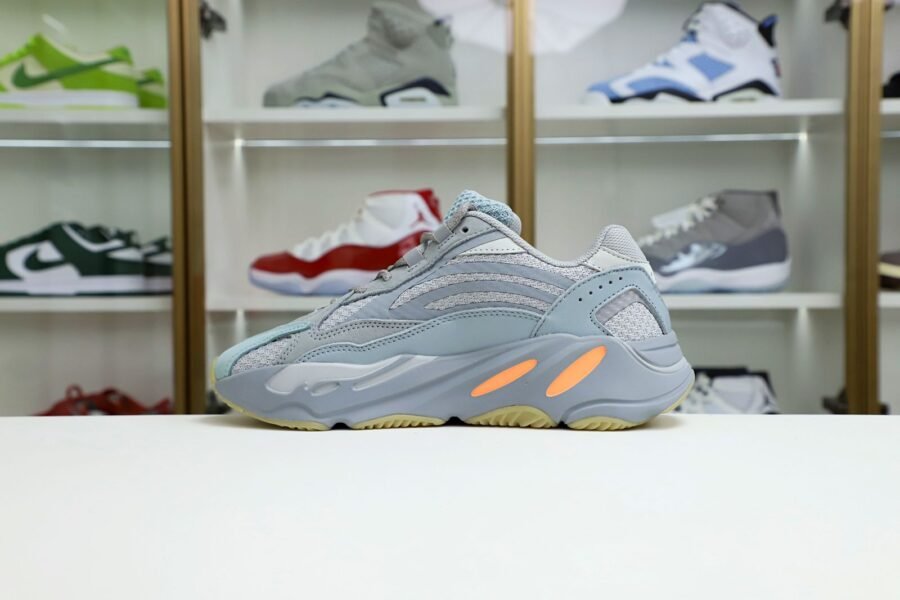 Yeezy boost 700 V2