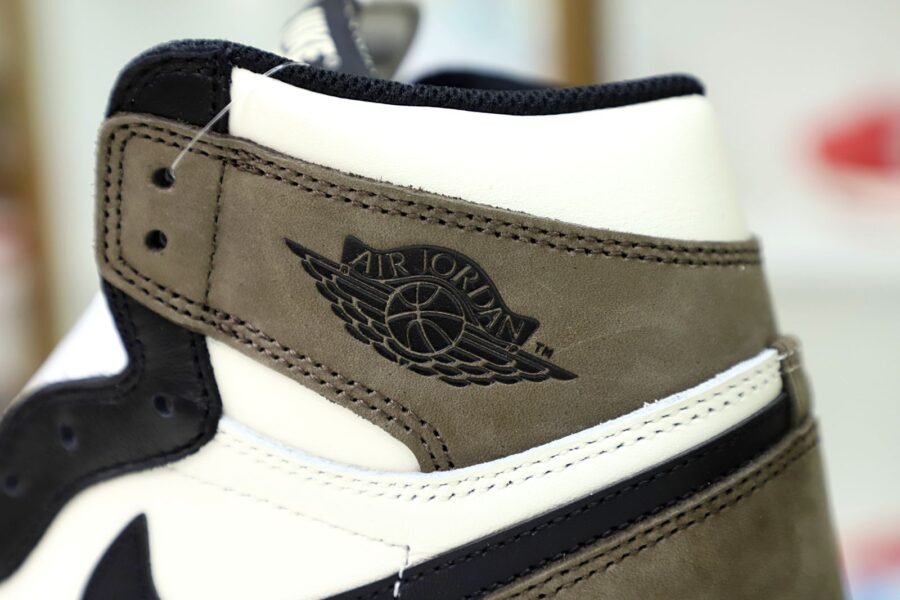 AIR JORDAN 1 RETRO HIGH OG 'DARK MOCHA'