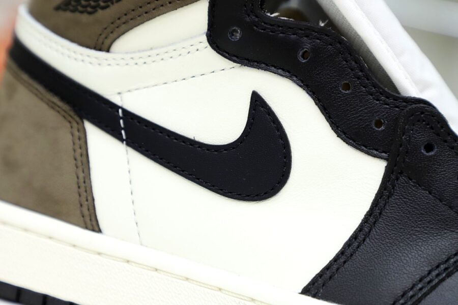 AIR JORDAN 1 RETRO HIGH OG 'DARK MOCHA'