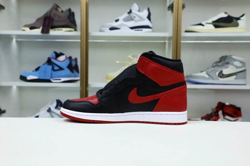 AIR JORDAN 1 RETRO HIGH OG 'BRED'