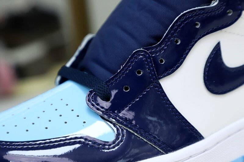 WMNS AIR JORDAN 1 RETRO HIGH OG 'BLUE CHILL'