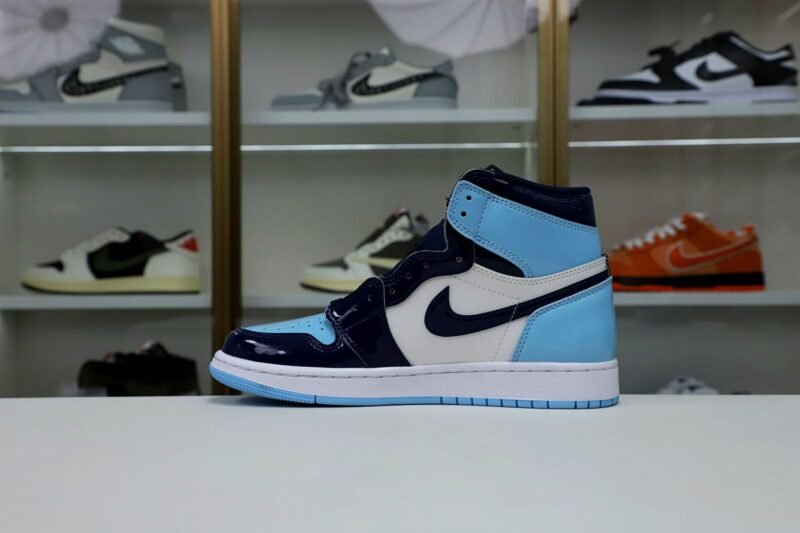 WMNS AIR JORDAN 1 RETRO HIGH OG 'BLUE CHILL'