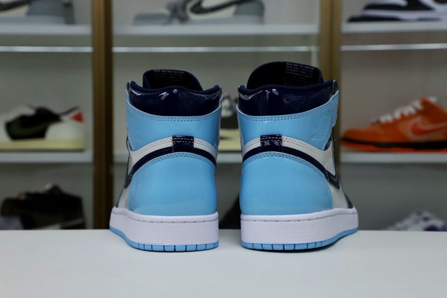 WMNS AIR JORDAN 1 RETRO HIGH OG 'BLUE CHILL'