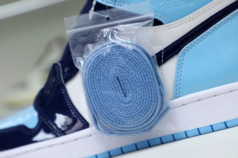 WMNS AIR JORDAN 1 RETRO HIGH OG 'BLUE CHILL'