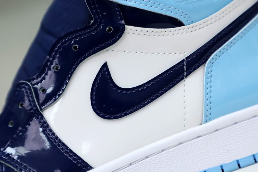 WMNS AIR JORDAN 1 RETRO HIGH OG 'BLUE CHILL'