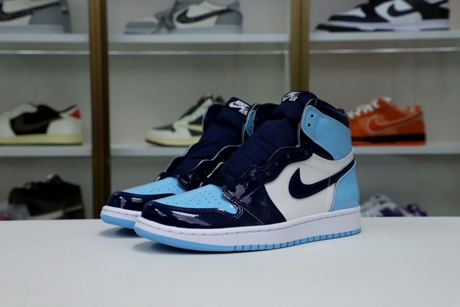 WMNS AIR JORDAN 1 RETRO HIGH OG 'BLUE CHILL'