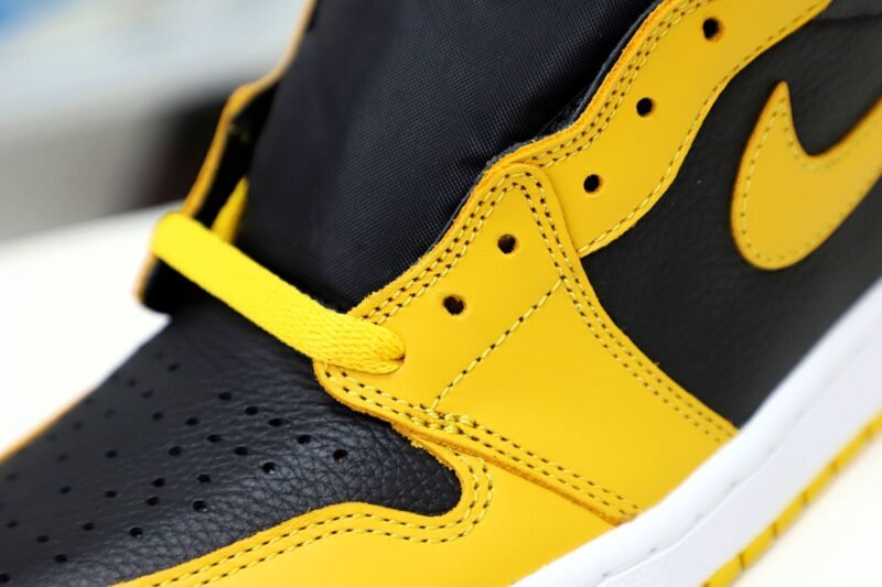 AIR JORDAN 1 HIGH RETRO OG 'POLLEN'